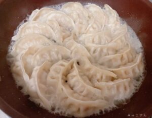 餃子に水を入れる