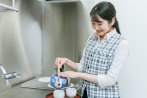 お茶を汲む女性